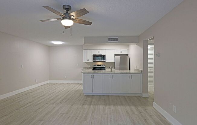 1 bed, 1 bath, 810 sqft, $1,400, Unit 5305 Summerlin Rd #516 Fort Myers, Fl 33919