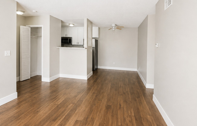 2 beds, 1 bath, 896 sqft, $1,995, Unit 070
