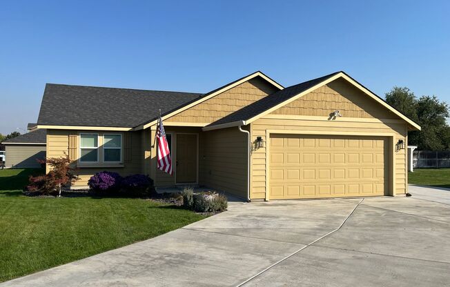 Charming One Level Rambler in Kennewick, Large Yard, Pets Welcome!