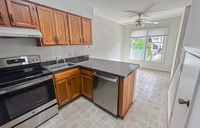 Lovely 2 Bed 1.5 Townhome With a Den & Private Balcony In Sunset Ridge