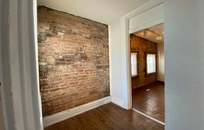 2337 W Clifton Apartments