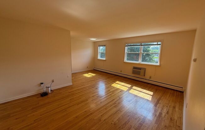 1 bed, 1 bath, 454 sqft, $1,275, Unit D-32