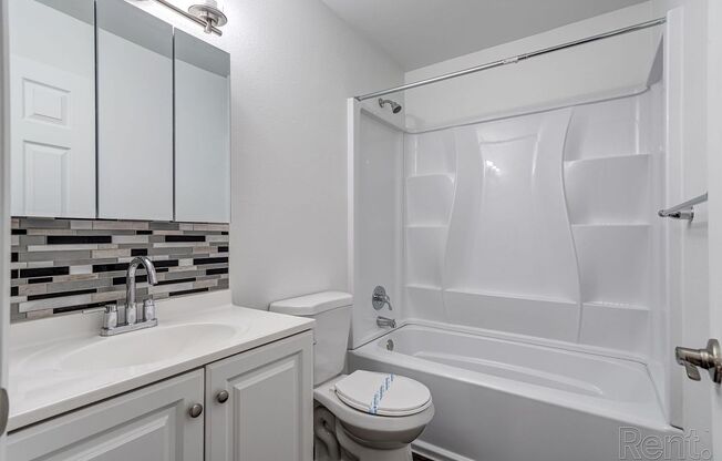 2 beds, 1 bath, 930 sqft, $1,795, Unit T5