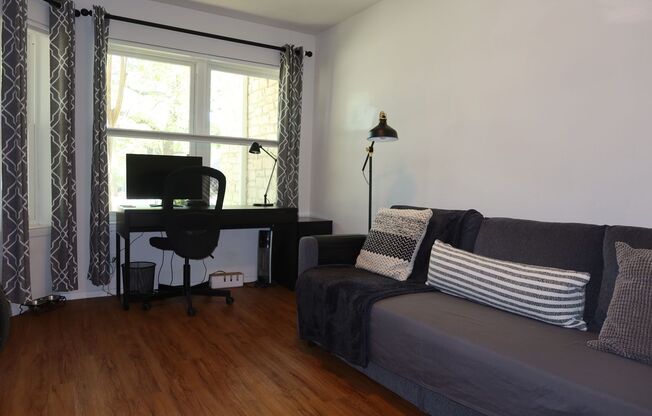 Hyde Park Country Condo - Furnished - 1BD/1BA - Covered Parking -Close to Everything