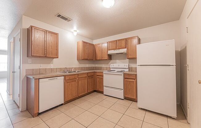 2 beds, 2.5 baths, 1,100 sqft, $800, Unit Unit B