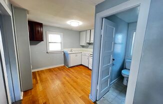 1 bed, 1 bath, $850, Unit 309 S 33rd St Unit 2