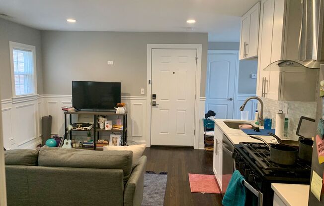 1 bed, 1 bath, $1,675, Unit 2957 N Avers 3