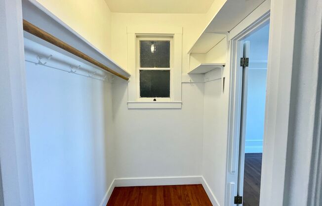 1 bed, 1 bath, $2,600, Unit 1580 Golden Gate #204