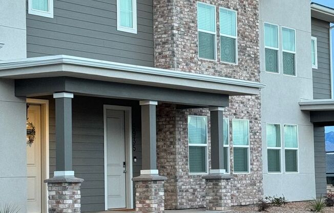 Stunning 3Bed Townhome in Desert Color!