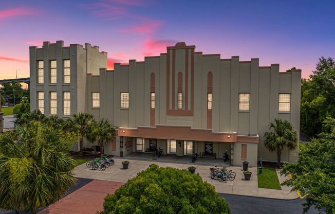 2 beds, 1 bath, 850 sqft, $2,100, Unit 113