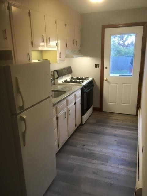 1 bed, 1 bath, 739 sqft, $2,400, Unit 75