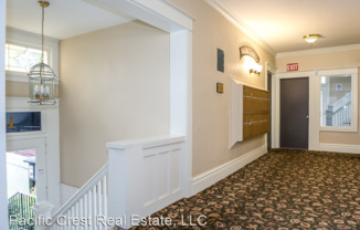 1012 Queen Anne Ave N