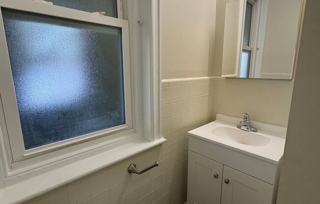 3 beds, 1 bath, $1,595, Unit 3rd Floor