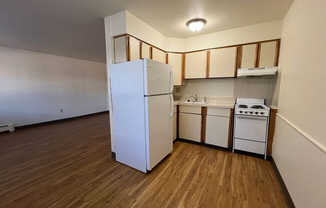 2 beds, 1 bath, 645 sqft, $1,095, Unit Unit 102