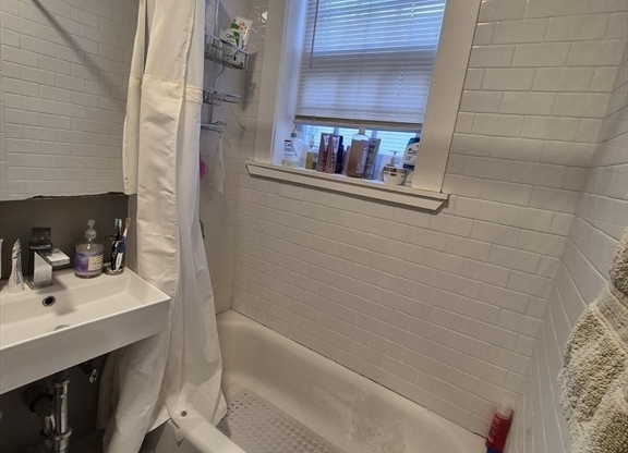 2 beds, 1 bath, 916 sqft, $4,000, Unit 27