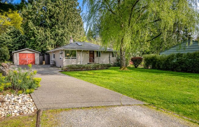 Nice 2 beds house in Maple Leaf within additional Bonus room detached.