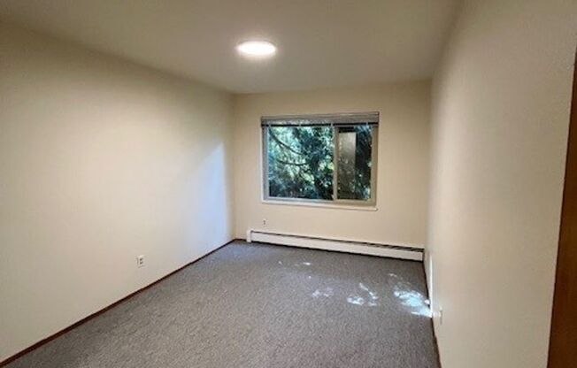 Wakefield Manor 1 bed with renovated kitchen