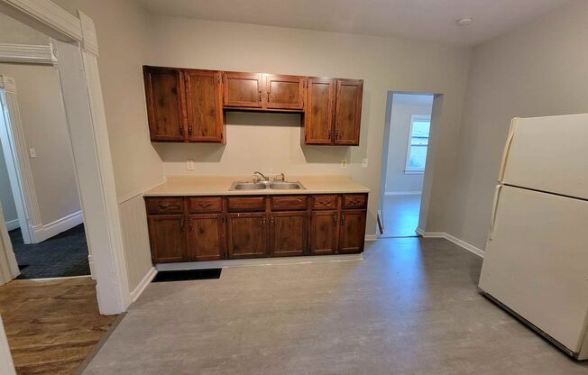 3 beds, 1 bath, $900