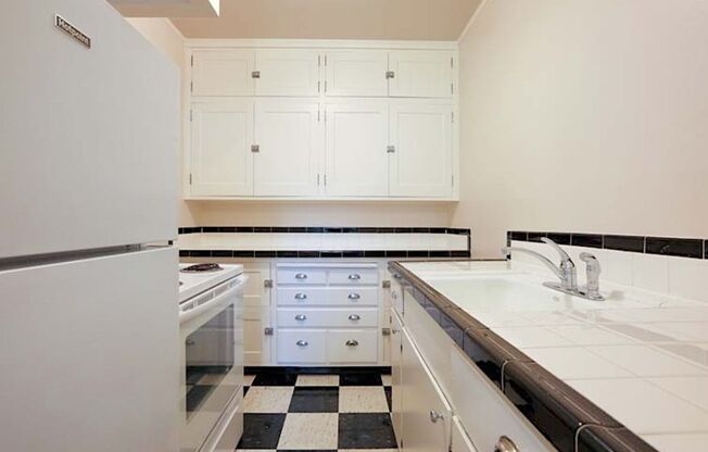 Studio, 1 bath, 425 sqft, $1,225, Unit 406