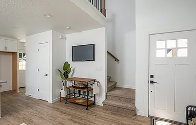 ✨Modern 2BD/2BA Townhome-Style Unit in Foster-Powell – Prime Location!✨