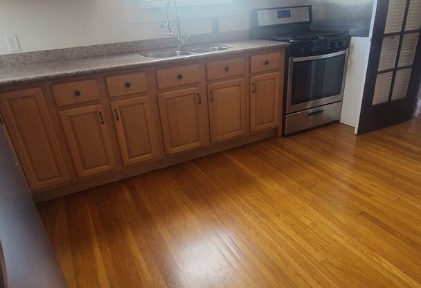 Really nice classic Apt in trendy Mission. Gustavo Lopez AMSI