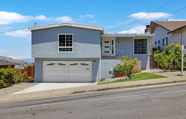 Modern 4-Bedroom Crestmoor Home with Expansive Views