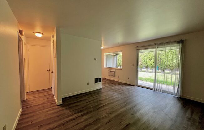 1 bed, 1 bath, $950, Unit R