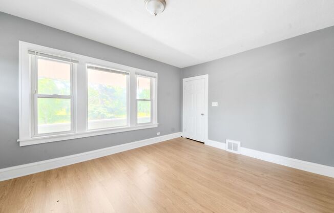 2 beds, 1 bath, 972 sqft, $850, Unit 13617 Glenside Rd - Up