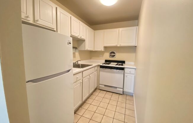 2 beds, 1 bath, $1,400, Unit 207
