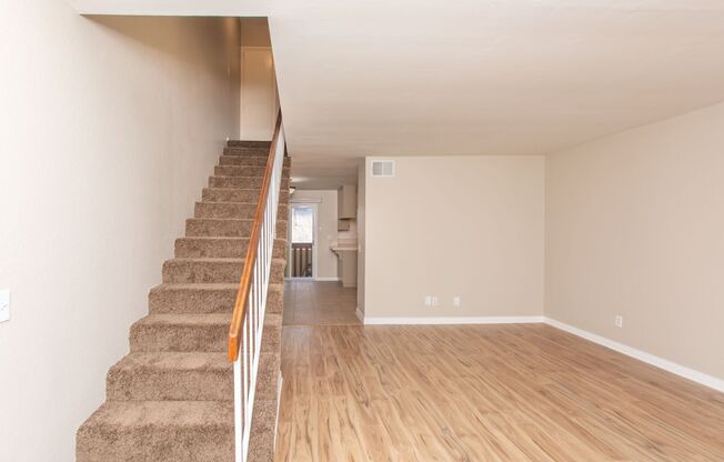 Spacious 2 Bedroom / 1.5 Bath Condominium in Chollas Creek/City Heights!