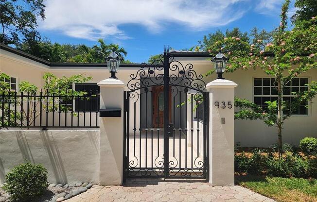 935 Alfonso Ave