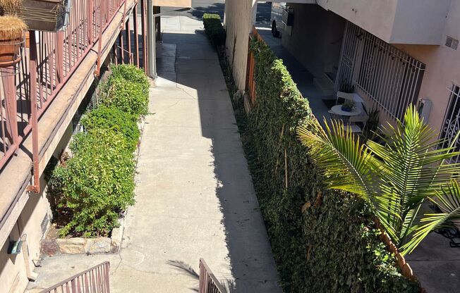 611 Flores St