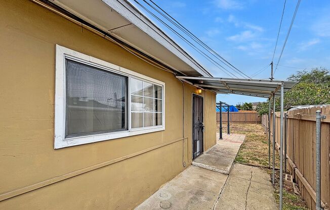 Beautiful 2BD/1BA Home in Clairemont W/ W/D, Private Yard, & Garage!