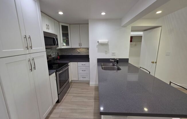 2 beds, 1 bath, 980 sqft, $3,700, Unit 539