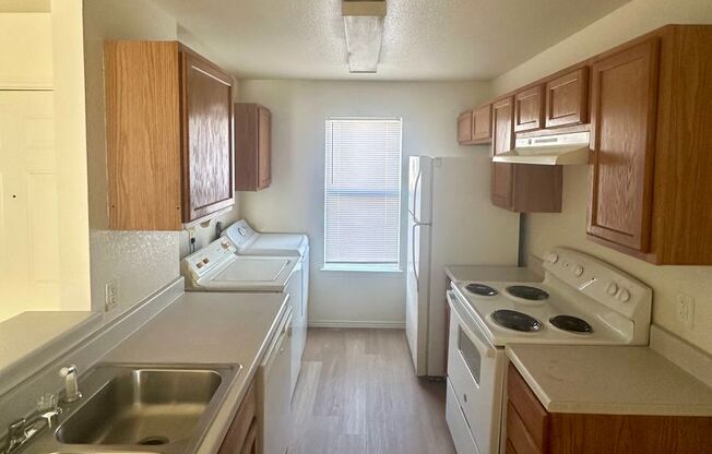 2 beds, 1 bath, $725, Unit B