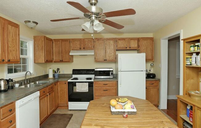 Students- 2025 HOUSING!!