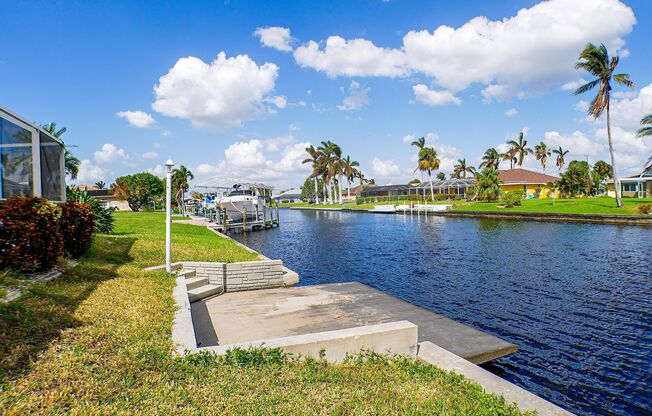 Luxury and comfort, Pool home overviewing the gulf access canal 3beds+ den, 4 bathrooms home in Cape Coral