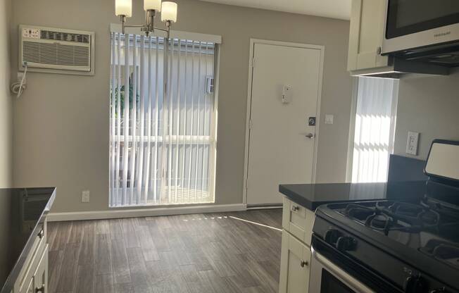 Welcome to 13558 Moorpark Apartments in Sherman Oaks, CA