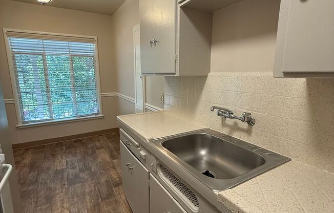 1 bed, 1 bath, $1,600, Unit 12