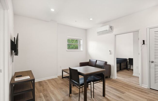 2 beds, 1 bath, 571 sqft, $1,250, Unit Unit 207