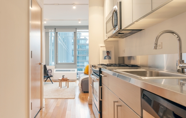 553 W 53 ST