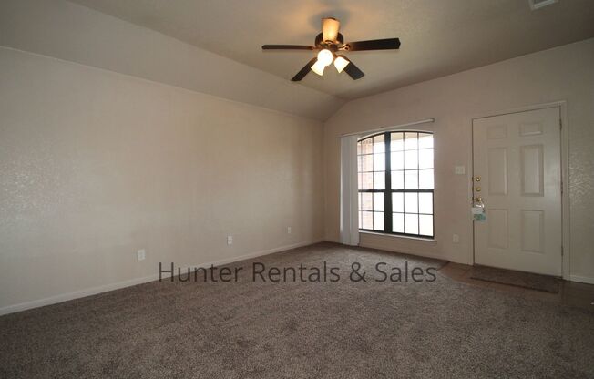 3 beds, 2 baths, $1,200, Unit Unit B