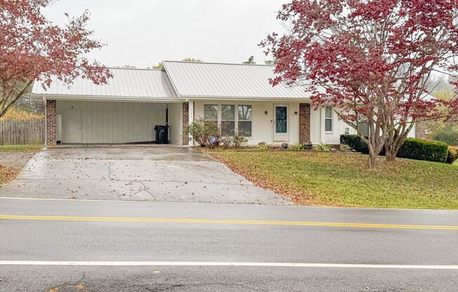 Charming Corner Lot Retreat in Sevierville – Newly Remodeled 3BR/2BA with Fenced Backyard, Modern Updates & Cozy Outdoor Spaces!