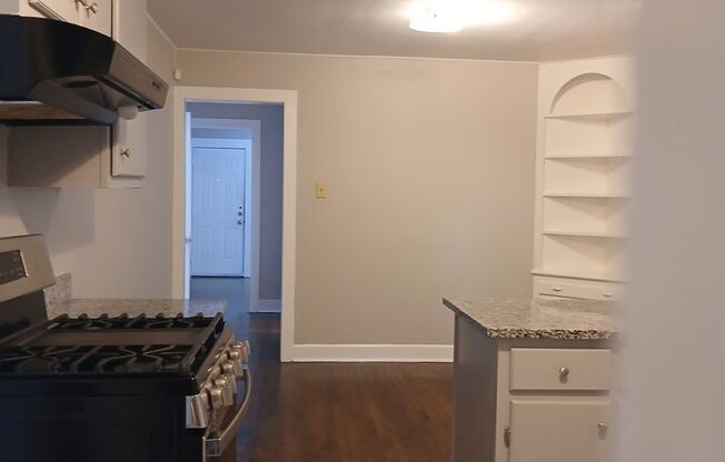 6 Bedrooms, 2 Bathrooms Near 35 & W. Clarendon
