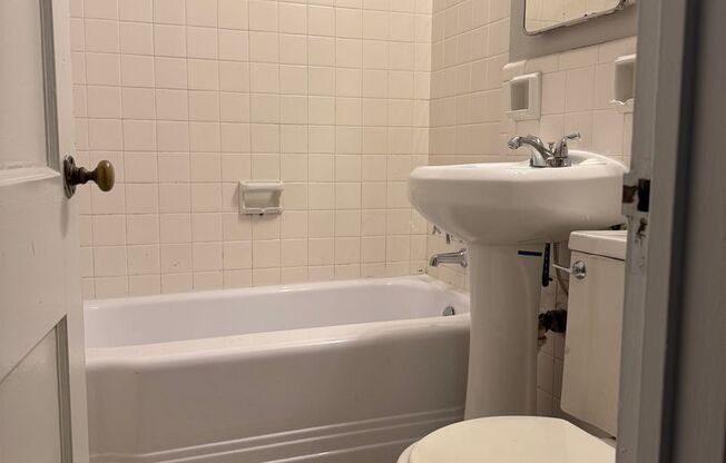 2 beds, 1 bath, 820 sqft, $1,300, Unit 18G