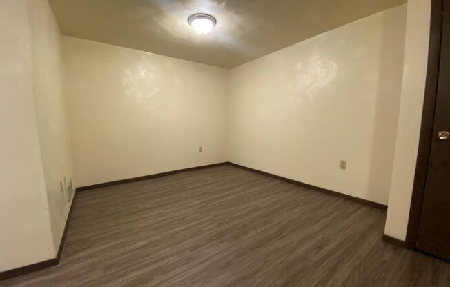 Large 3 Bedroom Apartment on Bates Street! Great for Pitt Students! Call Today!