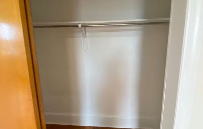 2 beds, 1 bath, $2,300, Unit B42