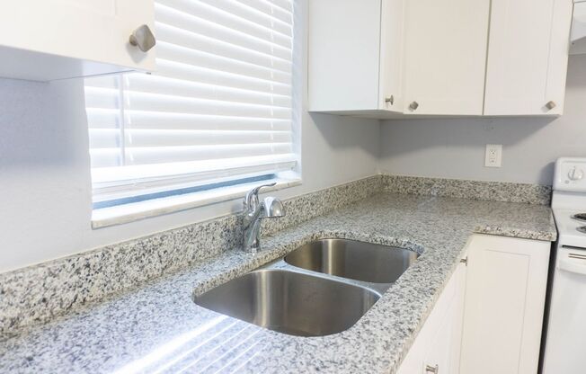 2 beds, 1 bath, 1,000 sqft, $1,395, Unit 5712 A