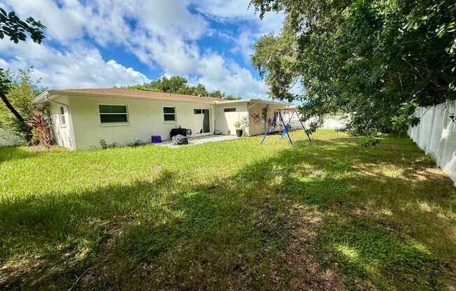 3/2/1 Single family home mins from the beach! BONUS ROOM