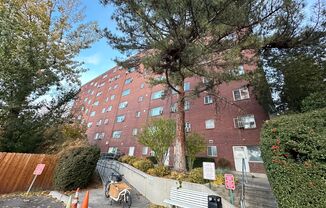 1 bed, 1.5 baths, $1,295, Unit 101